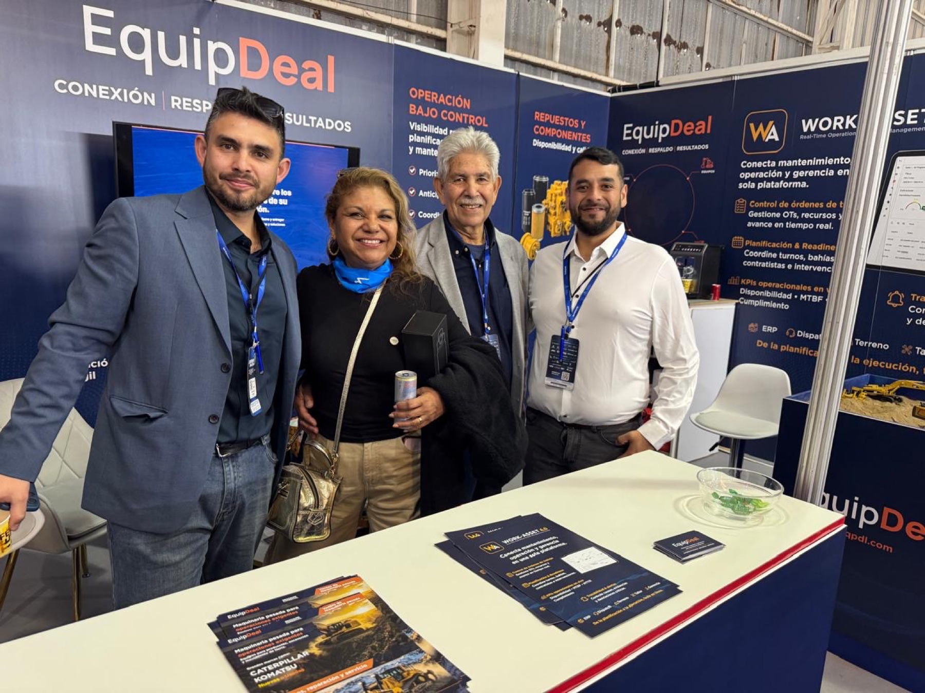 Equipo EquipDeal junto a visitantes en el stand de EXPONOR 2026