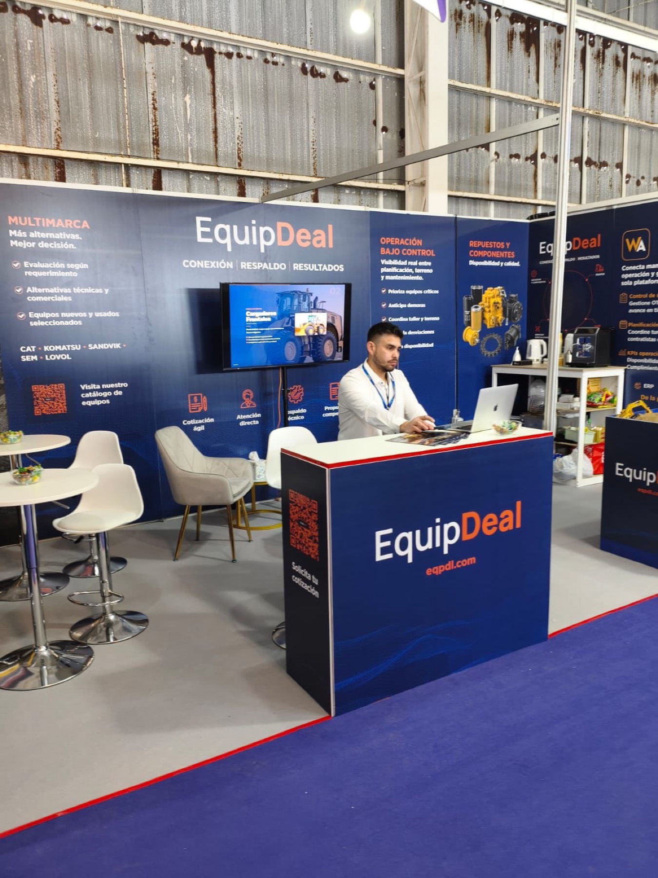 Stand EquipDeal en EXPONOR 2026 con material comercial y presentación de soluciones