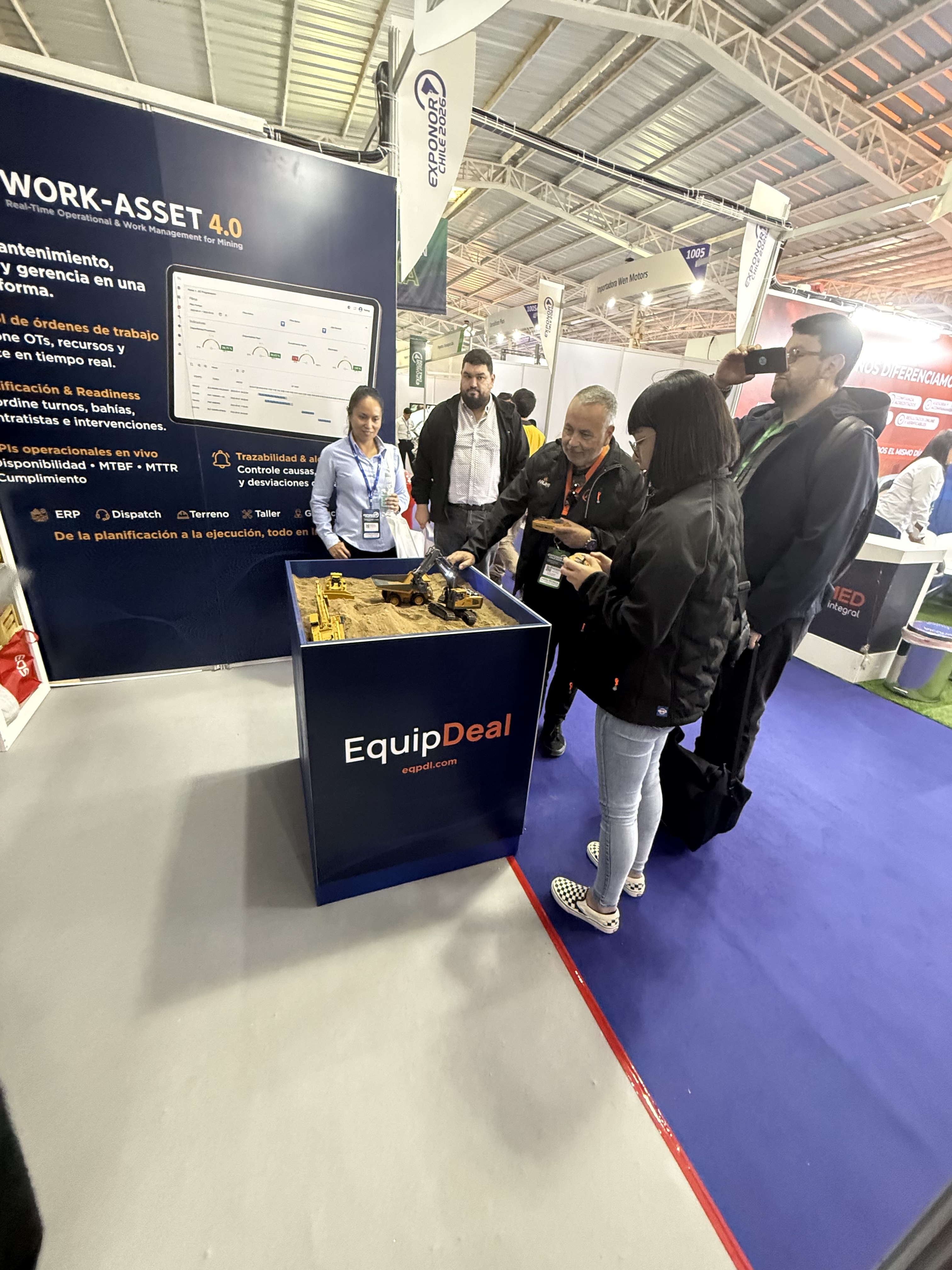 Personas visitando el stand de EquipDeal en EXPONOR 2026